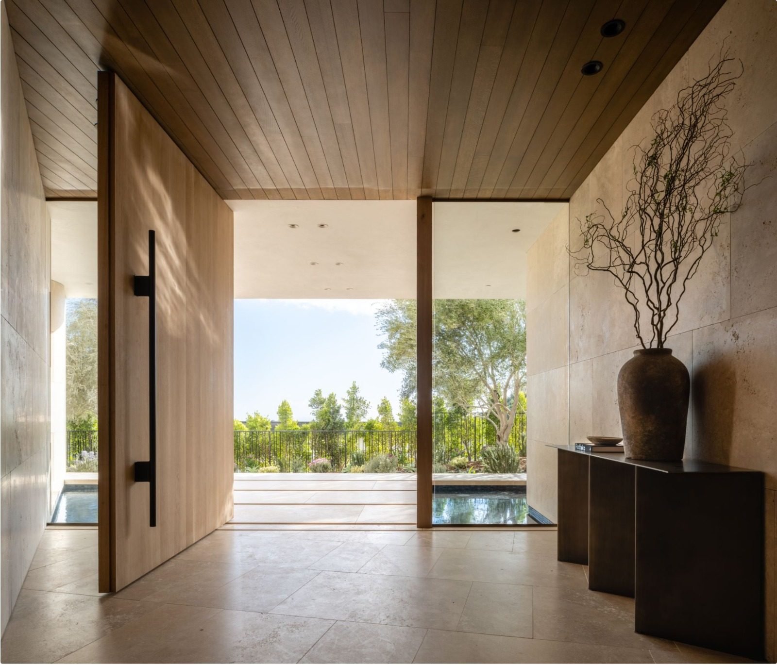 Polished marble surface and finishing crafted by Italian artisans for Purapietra